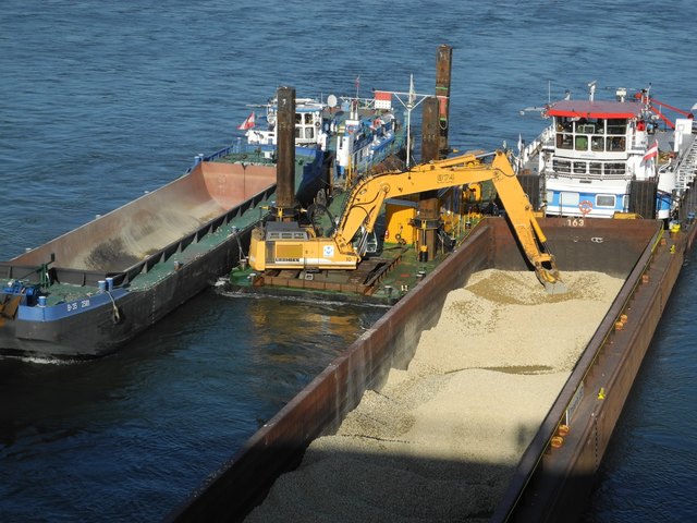 Das Schiff wird mit Grobschotter beladen. | Foto: via donau