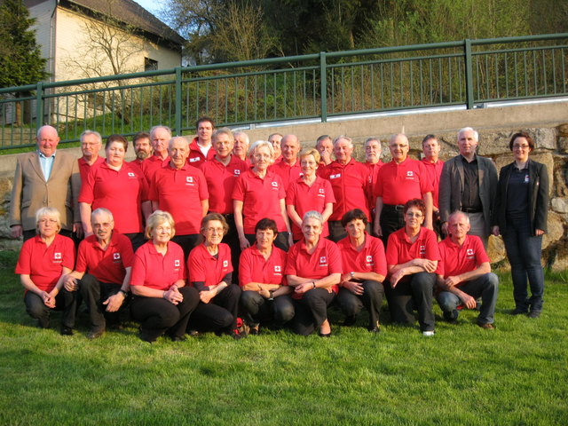 Ein Großteil der neuen Sozialdienstgruppe Diersbach/Sigharting mit der Rot-Kreuz-Bezirksgeschäftsleiterin Andrea Bauschmied (rechts), dem Sighartinger Bürgermeister Alois Selker (2. v. rechts) und dem Diersbacher Seniorenbundobmann Alois Schmidseder (links) | Foto: privat
