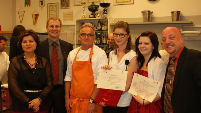 Direktorin Paola Mambelli, Dipl.Päd. Christoph Salcher, Koch Fabrizio Gnugnoli,
Christina Famler, Larissa Heigl und Dipl.Päd. Martin Eibenberger