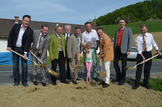 Mit goldenen Spaten: Der SSTD und BBL Südoststeiermark mit LtgAbg. Ober, LR Kurzmann und Bürgermeister. Niederl. (v.l.)