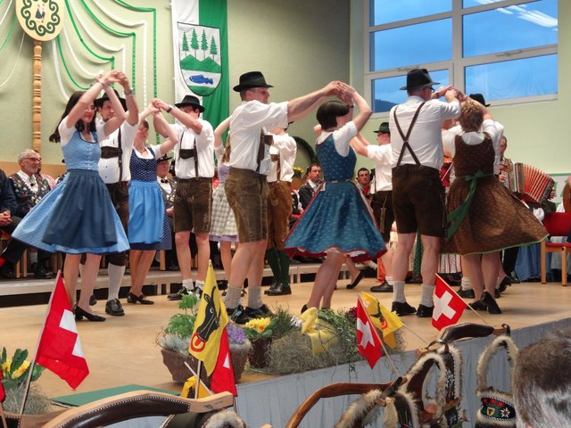 Die meisten der Vortanzgruppe sind noch keine 40, doch sie feierten das 40jährige Jubiläum des Volkstanzkreises als "ihr" Fest