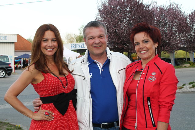 Gitta Saxx dankte Ingrid und Erwin Frieszl für die großzügige Unterstützung für „Global Familiy“.