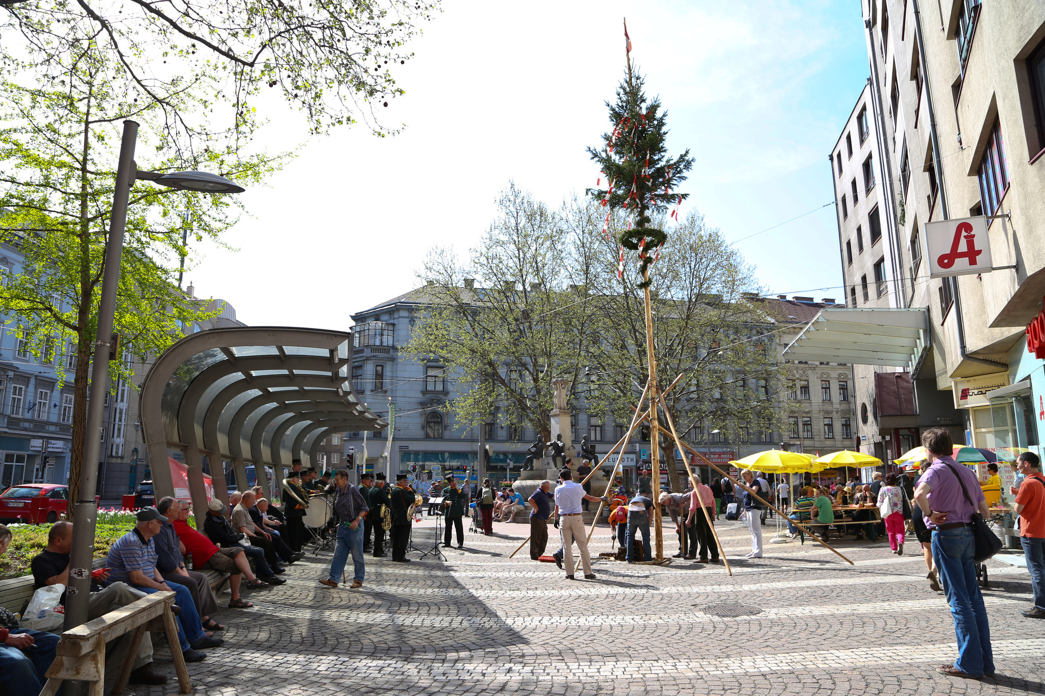 Der Maibaum steht schon am Elterleinplatz in Hernals Hernals