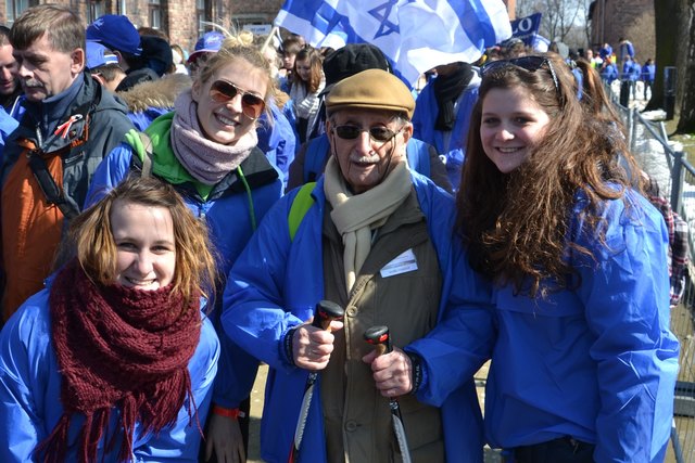 Schülerinnen der HAK 1 Wels mit 99jährigem Zeitzeugen in Auschwitz