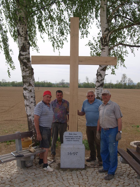 Josef Danenerer, Johann Riefelnner, Uwe Rohrauer und Alois Klug (v. l.) beim  beim Montieren des neuen Kreuzes. | Foto: Reisinger