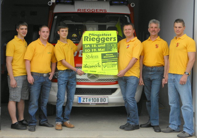 Manuel Redl, Benjamin Koppensteiner, Obm. Manuel Hahn von der Jugend- Christian Zainzinger, Kdt. Willibald Fuchs und Werner Fitzinger von der FF Rieggers laden zum Pfingstfest herzlich ein.