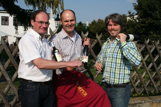 So sehen Sieger aus: Harald Zierer, Weinbauvereins-Obmann Christian Kamper und Ing. Christian Schabl. | Foto: Zur Verfügung gestellt