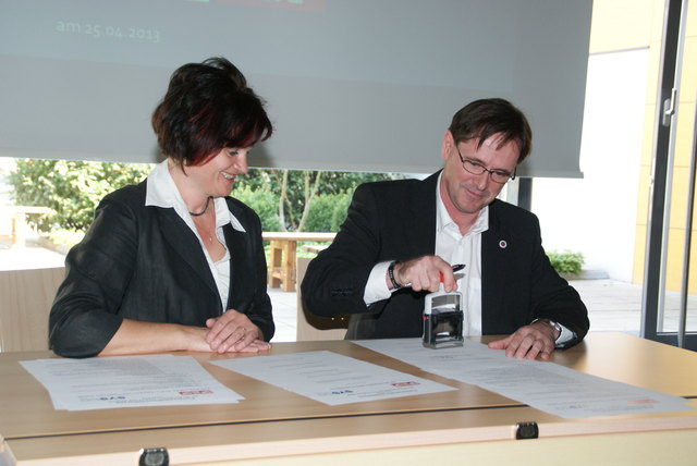 Mit Stempel und Unterschrift wird die Partnerschaft besiegelt: Poly-Direktorin Ludmilla Lumesberger und Geschäftsführer Alois Gaisberger von Sysco.