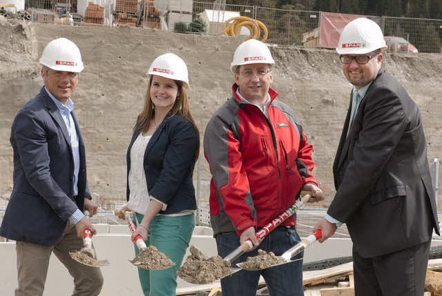 Freuten sich gemeinsam über den gelungenen Spatenstich und den Baufortschritt: Bürgermeister Mag. Peter Schönherr, Mag. Patricia Sepetavc (Projektleiterin Expansion), Spar-Kaufmann Herbert Steger und Vertriebsleiter Einzelhandel Renè Fender | Foto: Foto: Spar