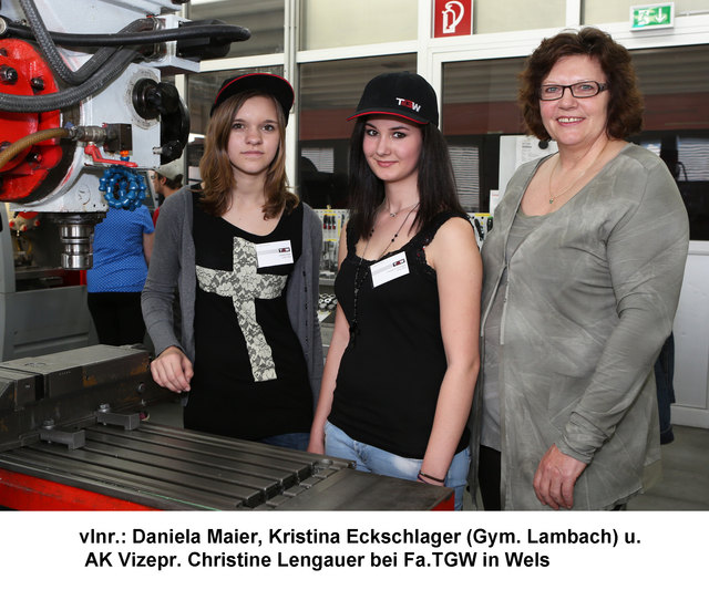 Daniela Maier und Kristina Eckschlager vom Gymnasium Lambach mit AKOÖ-Vizepräsidentin Christine Lengauer in der TGW. | Foto: AKOÖ