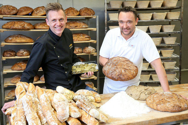 Patrick Reichl (Geschäftsführung Reichl Brot)  und Bäckermeister Dietmar Kappl (rechts). | Foto: Reichl Brot