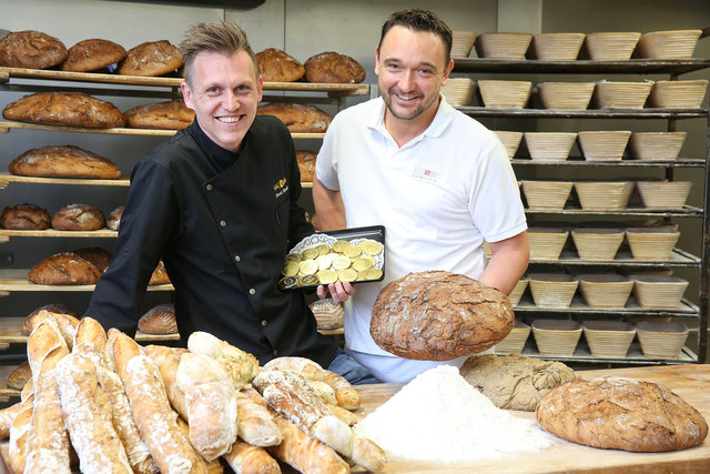 Patrick Reichl (Geschäftsführung Reichl Brot)  und Bäckermeister Dietmar Kappl (rechts). | Foto: Reichl Brot