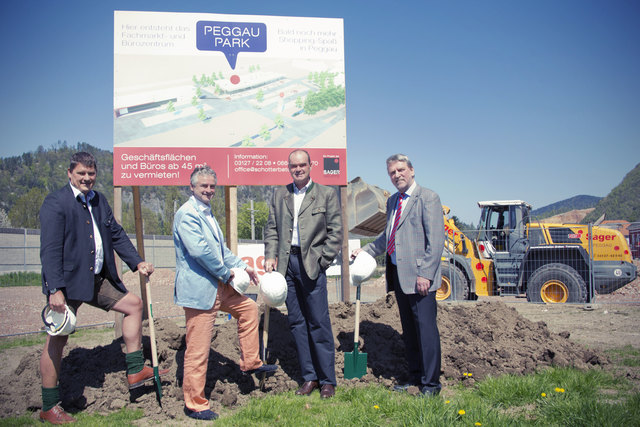 An den Schaufeln: Baumeister F. Pucher, A. Stastny, Projektbetreiber P. Sager, Bgm. Salomon | Foto: Verena Kaiser