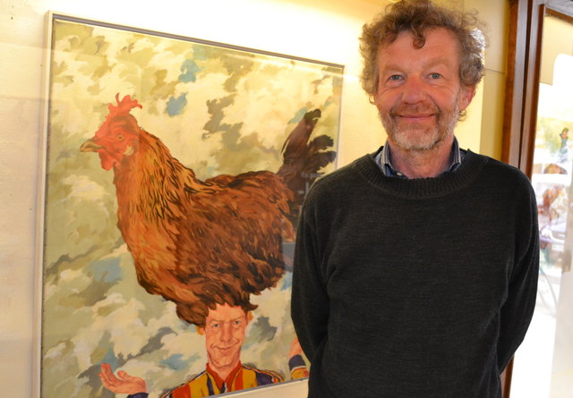 Der akademische Salzburger Maler vor einem seiner Lieblingsbilder.