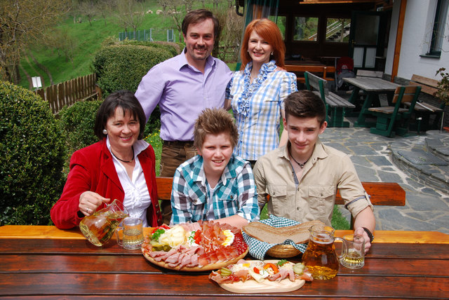 Wilfried und Karoline Kogler mit den Söhnen Maximillian (12) und Josef (15) sowie Mutter Stefanie | Foto: Cernic