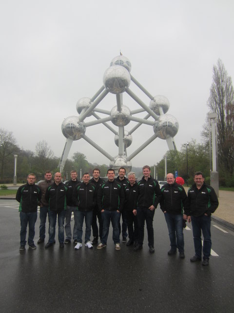 Blaskapelle pro Stany vor dem Atomium in Brüssel
