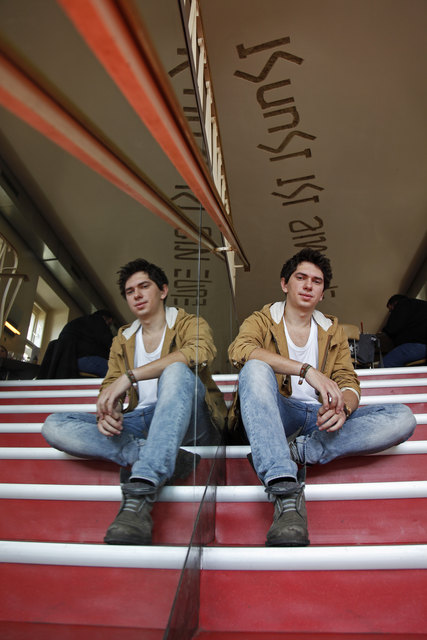 Der "doppelte Julian" beim Fotoshooting im Café Stein: Gewinnen Sie ein Wohnzimmerkonzert mit Julian le Play! | Foto: Rene Wallentin