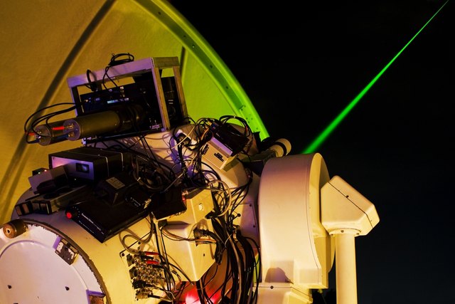Wahrlich überirdisch: Dieser Laser schießt von Lustbühel aus 40.000 Kilometer hoch in den Weltraum.