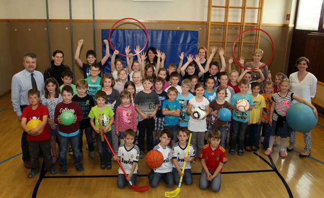 Bgm. Robert Strießnig und Sabrina Wrann mit den begeisterten Kindern und Lehrkörpern der VS St Ulrich. | Foto: Schusser