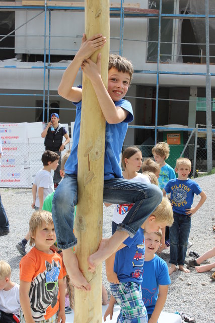Hoch hinaus ging es beim Maibaum - Kraxeln, dieses Jahr aufgrund der Baumgröße nur für Kinder