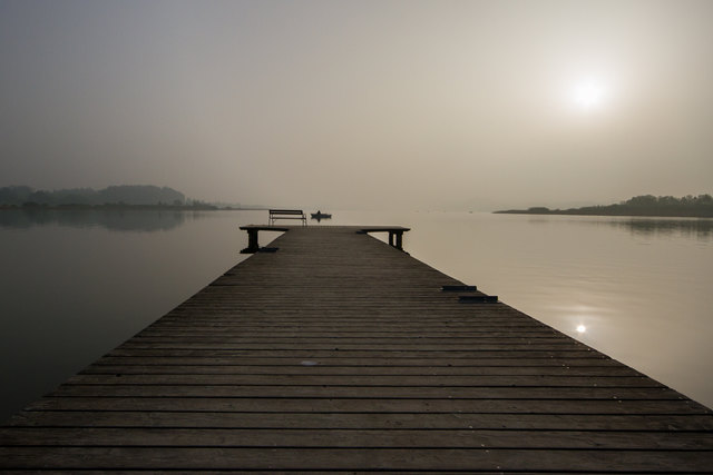 Das Foto habe ich heute um 7 Uhr morgens am Wallersee gemacht. Der grund für diese komische Lichtstimmung war der hereingewehte Saharasand in Verbindung mit Bodennebel und hoher Luftfeuchtigkeit. Ist mal etwas anderes, hat aber trotzdem was!