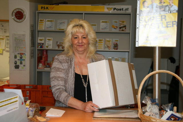 Susanne Promock ist über die Laube beim Halleiner Postpartner beschäftigt: "Schlimm, wenn die IV-Pension fällt!"