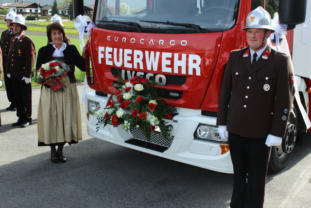 Waltraud Kranebitter und Kdt. Martin Fritz mit dem neuen TLF 1500