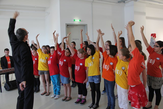 Der superar Chor der Wichtelschule aus dem 17. gibt Vielsprachiges zum Besten
