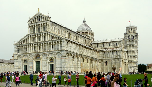 Der Dom Santa Maria Assunta ist eine Kirche in Pisa, zu der der weltweit berühmte Schiefe Turm von Pisa gehört.