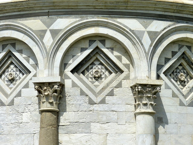 Fassade aus weißem Carrara-Marmor