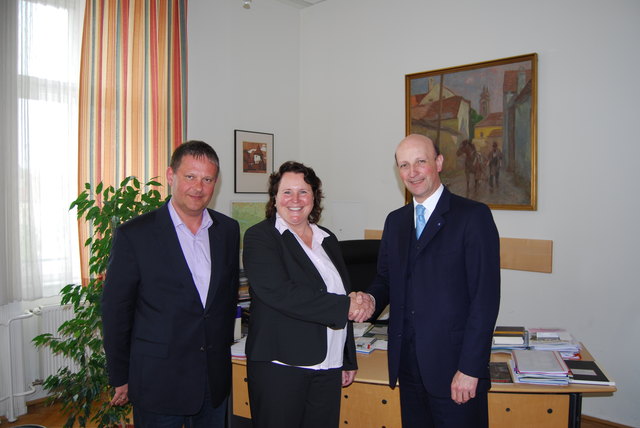 Doris Prachner bei der Geldübergabe mit Gerald Trofeit und BH Andreas Riemer. | Foto: Schmucker