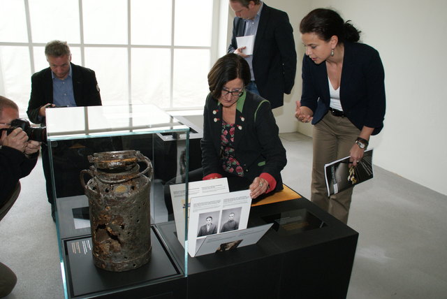 Innenministerin Johanna Mikl-Leitner mit Barbara Glück in der neuen Ausstellung.