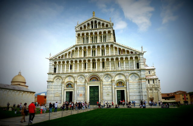 Bei der westlichen Fassade erheben sich über den sieben Blendarkaden im Erdgeschoss mit seinen drei Toren weitere vier Loggien mit 52 Säulen. Sie geben den Blick auf die dahinterliegende farbige Marmorwand frei.