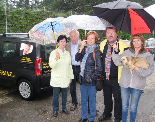Die Anrainer der Zennergasse sind stinksauer. VP-Klubchef Franz Lerch (2.v.r.) will sich für eine Lösung einsetzen.