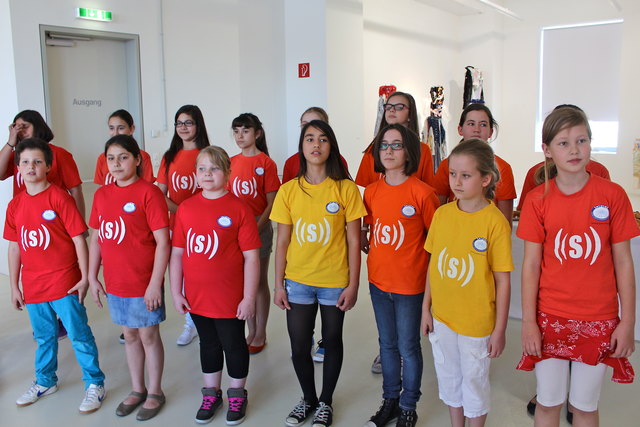 Der superar Chor der Wichtelschule aus dem 17. gibt Vielsprachiges zum Besten