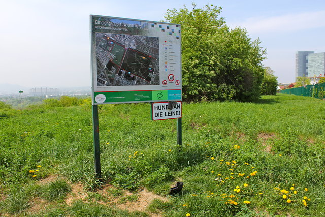 Am Eingang zum Erholungsgebiet Wienerberg hießt es: Hunde an die Leine. Mistkübel gibt es keinen, dafür volle Gackerlsackerln rund ums Plakat.