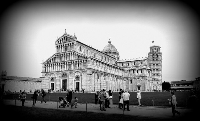 Während in vielen anderen Städten diese Flächen aus Platzmangel zugebaut wurden, blieben sie in Pisa bestehen. Sie ermöglichen heute eine hervorragende Sicht auf die imposanten Werke aus der Blütezeit Pisas