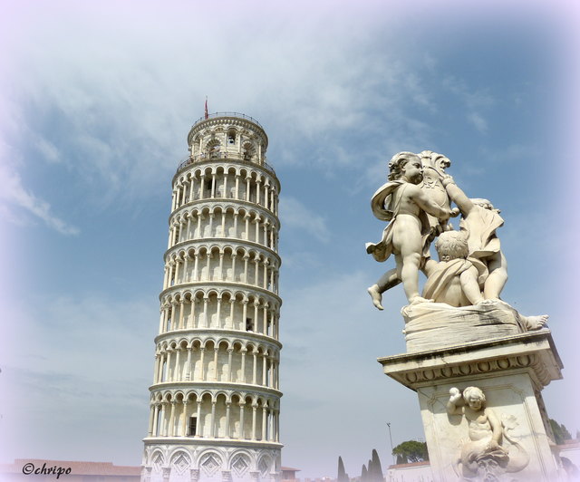 Der 55 Meter hohe und 12 Meter durchmessende Campanile besteht aus 14.200 Tonnen weißen Carrara-Marmors und hat sieben Glocken