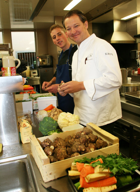Setzen auf knackig-frische Zutaten: Gourmetkoch Janosch Dürst und Küchenchef Andreas Döllerer.