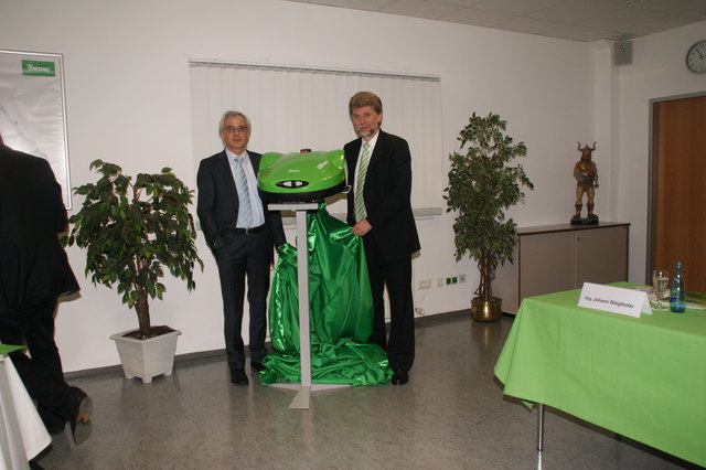 Johann Weiglhofer (Produktentwicklung) und GF Peter Pretzsch (r.) enthüllten den Roboter-Rasenmäher.