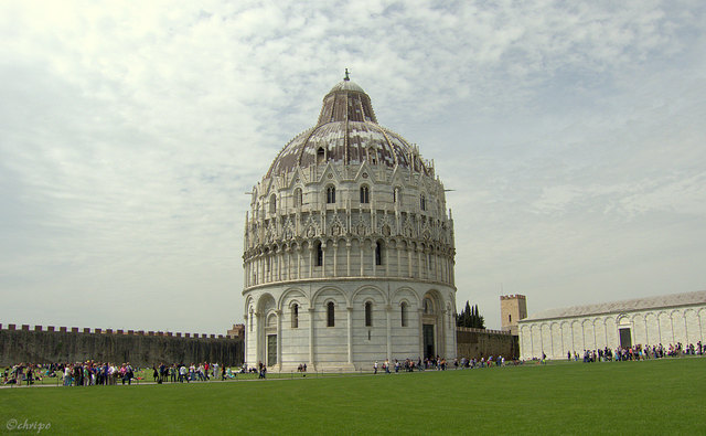 Das Baptisterium in Pisa ist die größte Taufkirche in der christlichen Geschichte. Es ist insgesamt 54 Meter hoch und hat einen Umfang von 107 Meter.