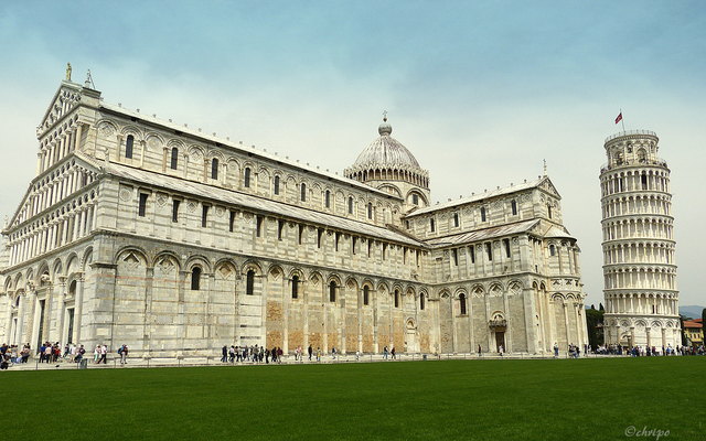 Der Dom steht auf dem weitläufigen, grünleuchtenden Rasenplatz der Piazza del Duomo, auf der sich auch die drei dazugehörenden Bauwerke Baptisterium, Camposanto Monumentale und der Campanile (Der Schiefe Turm von Pisa) befinden.