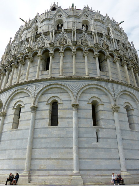 Die heute sichtbaren Kopien der Büsten über den Arkaden stellen Propheten und Apostel dar, deren Originale von Giovanni Pisano erschaffen wurden.