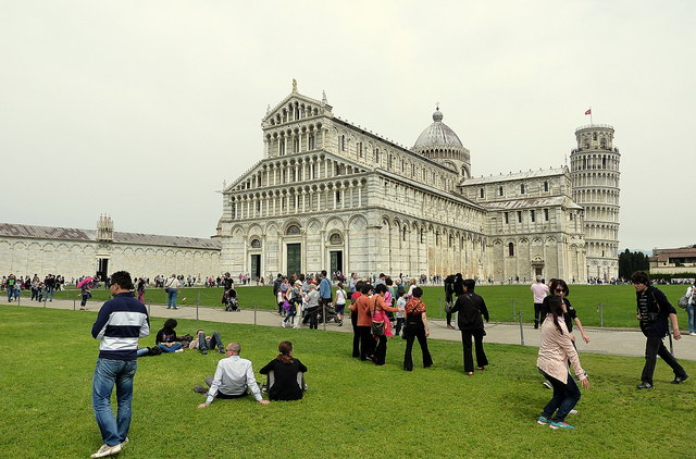 Dieser Platz wurde vom Dichter D'Annunzio als Piazza dei Miracoli (Platz der Wunder) bezeichnet und wird noch heute so genannt.
