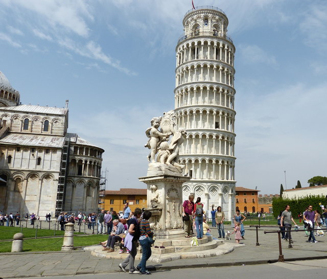 Die Schieflage des Turms beruht auf dem Untergrund aus lehmigem Morast und Sand, der sich unter dem Gewicht verformt