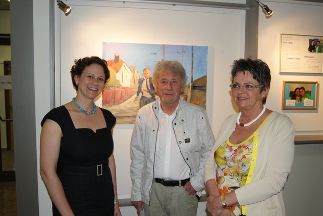 Prof. Wolfgang Wiesinger hielt bei der Vernissage die Laudatio auf Elisabeth (li.) und Lotte Lonski.  Foto: Robert Kalss