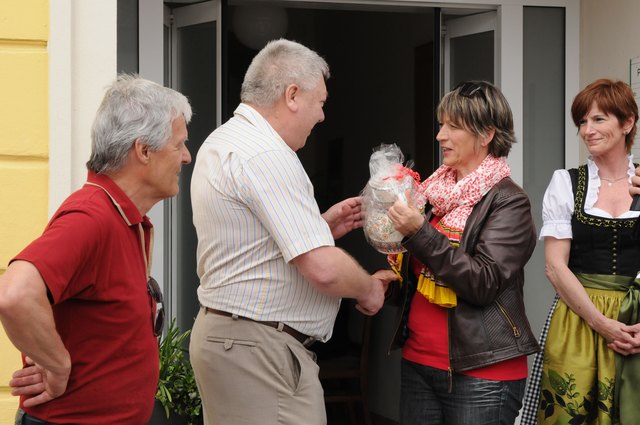 BR Elisabeht Reich übergibt Karl Holl bei der Maifeier ein kleines Geschenk von der SPÖ Kronstorf