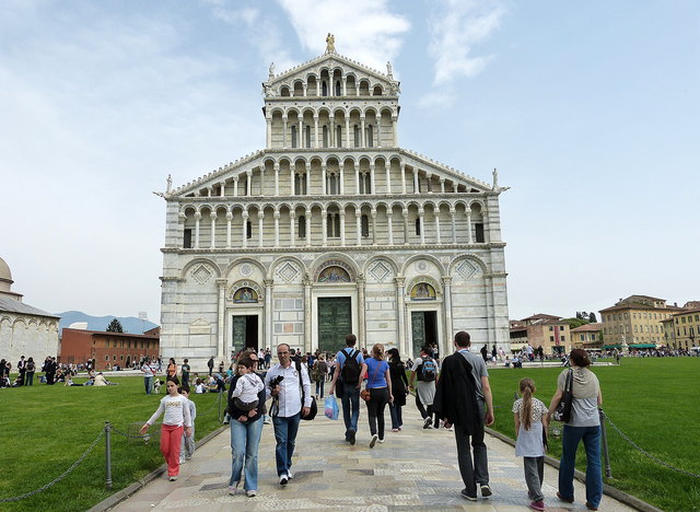Der Dom Santa Maria Assunta ist eine Kirche in Pisa, zu der der weltweit berühmte Schiefe Turm von Pisa gehört.