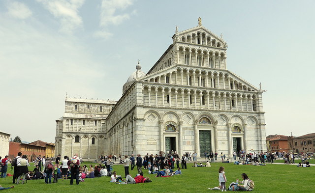 Auf dem Giebel der 35,5 m breiten und 34,2 m hohen Fassade steht eine Statue der Madonna col Bambino (deutsch: Madonna mit Kind) von Andrea Pisano. An ihrer Seite stehen Engel.