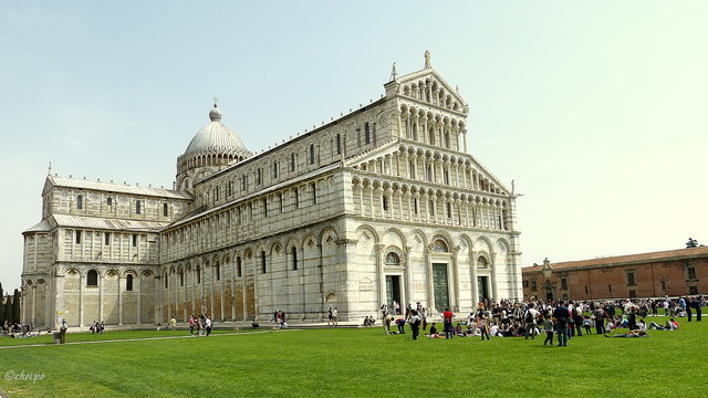 Trotz einer unterschiedlichen Bauzeit von über 200 Jahren wurde durch den gleichbleibenden Baustoff Carrara-Marmor und die einheitliche Fassadengestaltung ein zusammenhängendes Bild geschaffen.